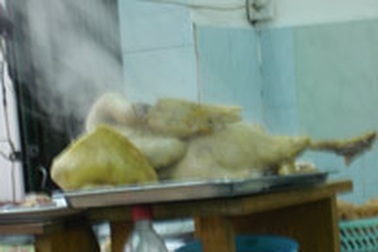 Thịt gia cầm “tái xuất” các quán ăn