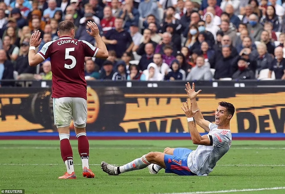 Ghi 4 bàn sau 3 trận cho Man Utd, C.Ronaldo lập thêm kỷ lục mới - 2 Ghi 4 bàn sau 3 trận cho Man Utd, C.Ronaldo lập thêm kỷ lục mới - 2