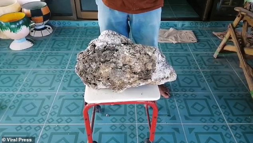 Nhặt rác trên bãi biển, tình cờ tìm thấy vật quý giá 16,7 tỉ đồng - 2 Nhặt rác trên bãi biển, tình cờ tìm thấy vật quý giá 16,7 tỉ đồng - 2