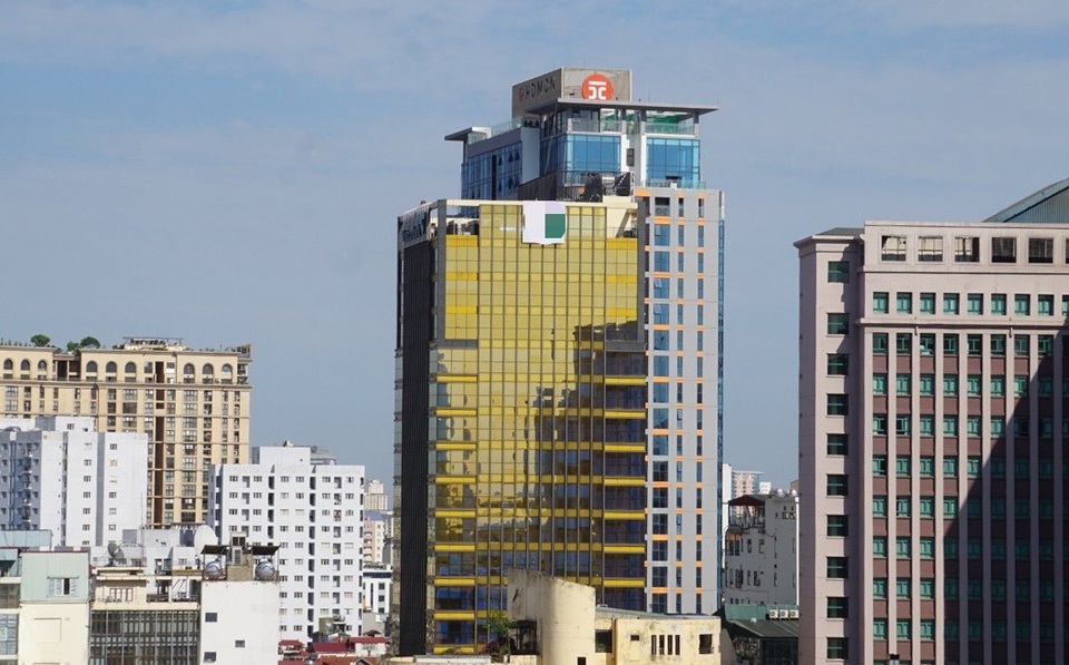 Hà Nội: Tòa nhà “dát vàng” gây nhức mắt người dân - 5 Hà Nội: Tòa nhà “dát vàng” gây nhức mắt người dân - 5
