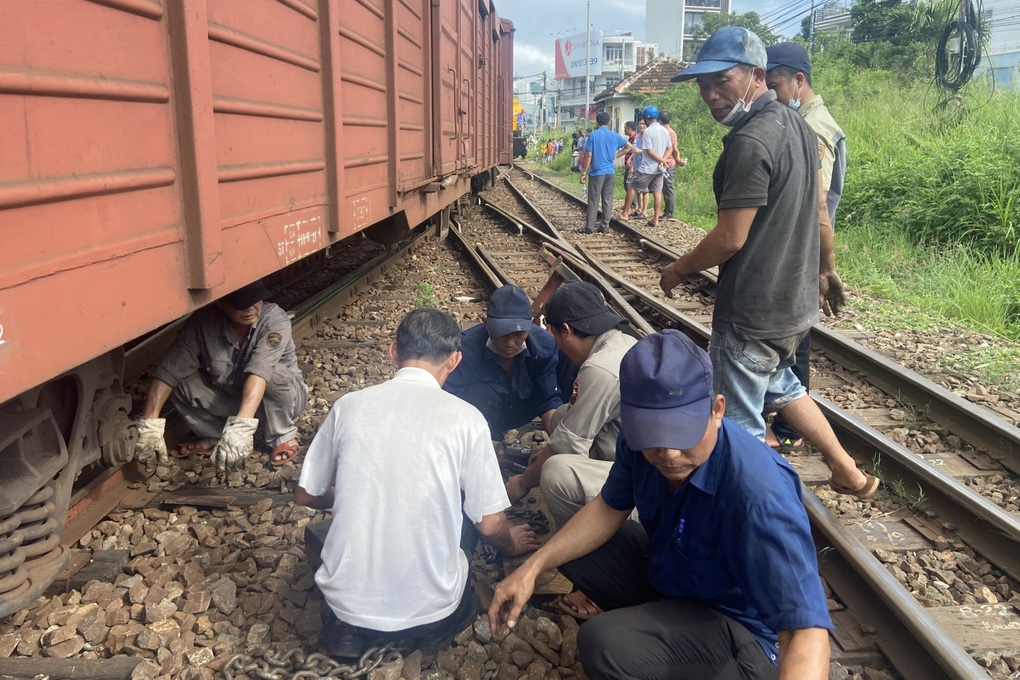 Đường sắt Bắc - Nam tê liệt nhiều giờ do tàu hàng trật bánh - 1 Đường sắt Bắc - Nam tê liệt nhiều giờ do tàu hàng trật bánh - 1