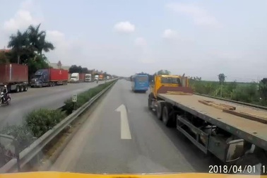 Xem xe công-ten-nơ tạt đầu xe công-ten-nơ