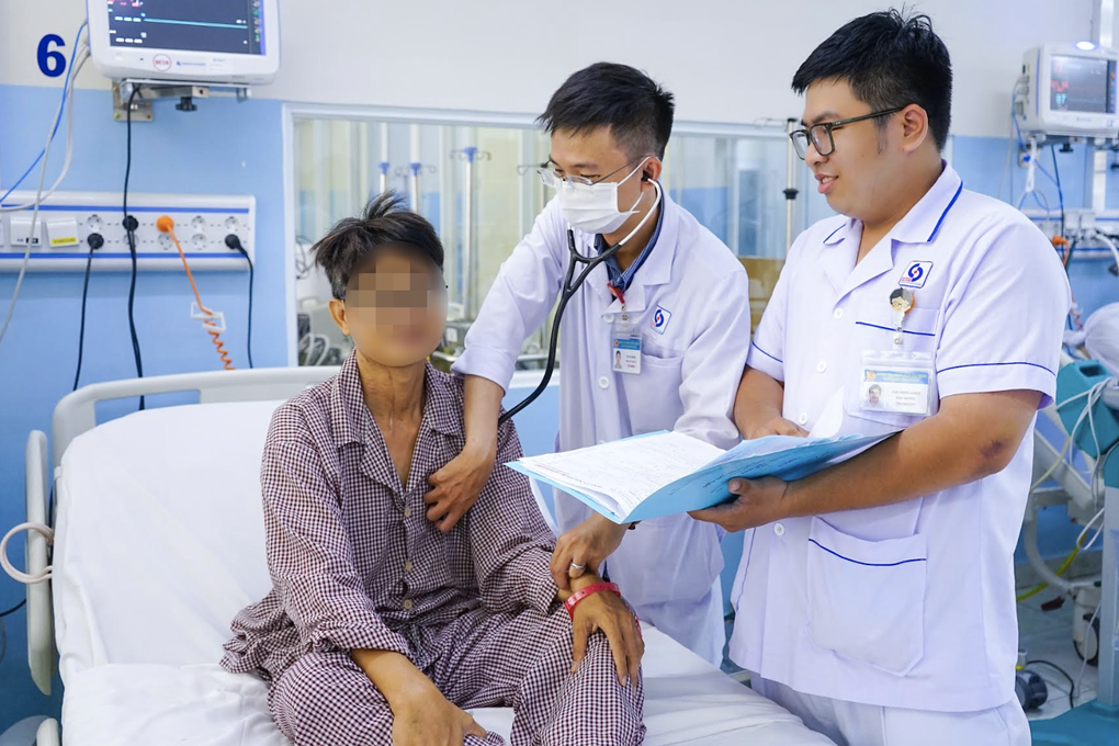 TPHCM: Cứu sống người đàn ông ngưng tim ngã gục khi chơi bóng đá - 2