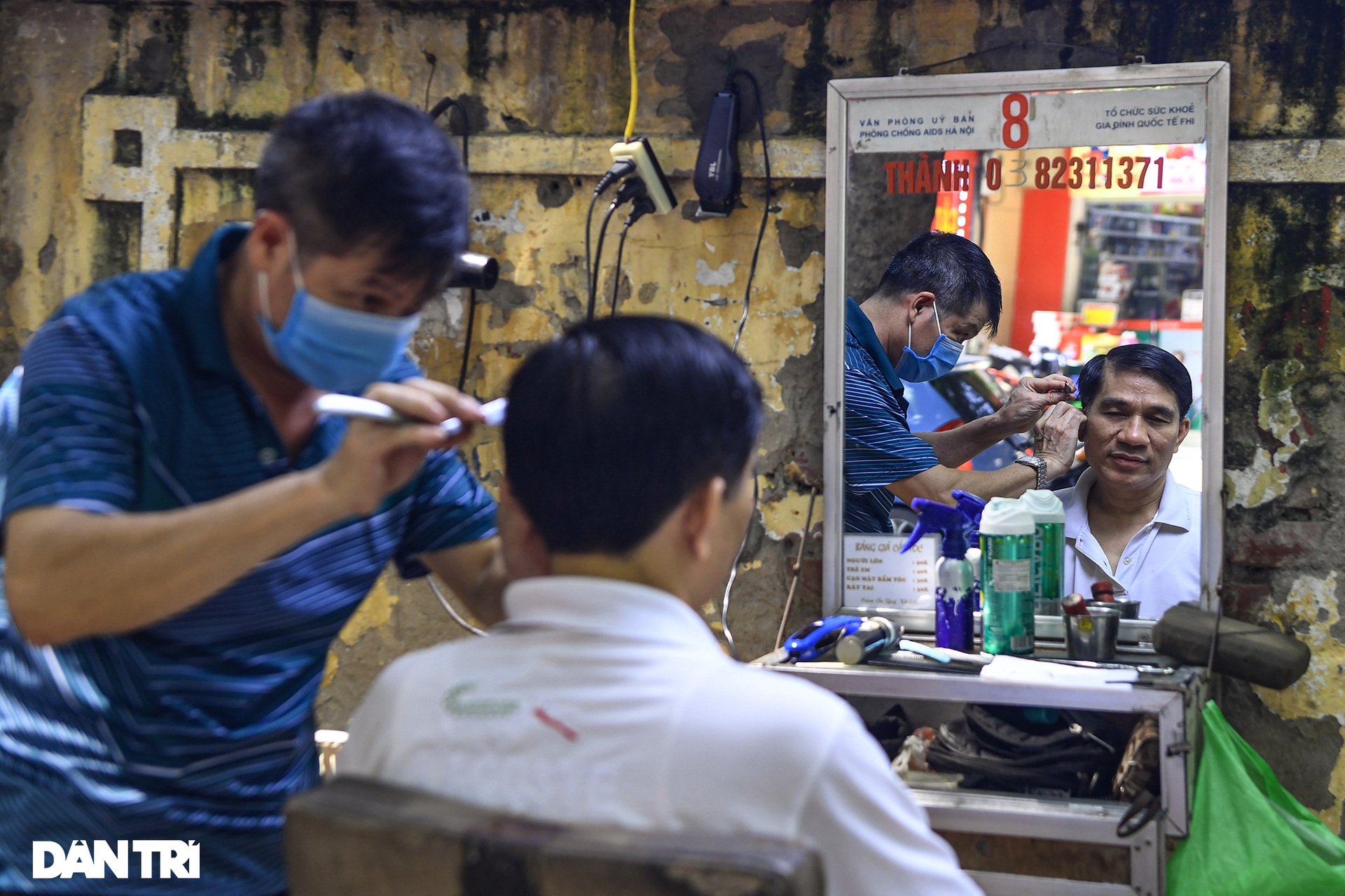 Người dân ở Hà Nội đổ xô đi cắt tóc sau 2 tháng giãn cách xã hội - 10 Người dân ở Hà Nội đổ xô đi cắt tóc sau 2 tháng giãn cách xã hội - 10