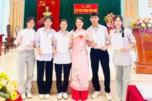Một lớp ở miền núi có 34 học sinh đạt từ 25 điểm trở lên