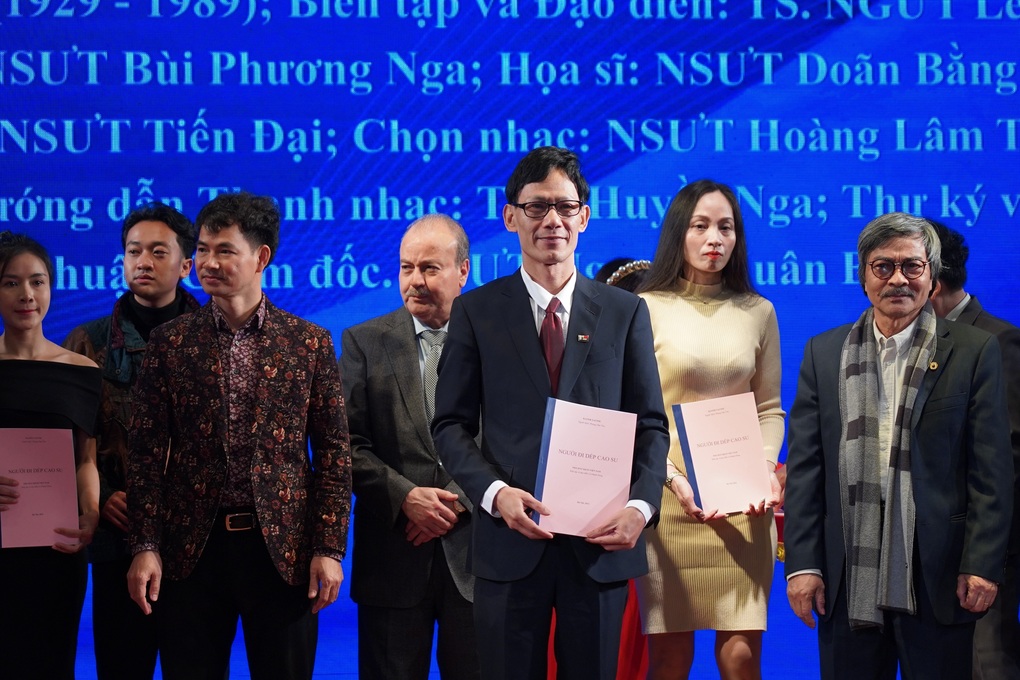 Lần đầu tiên dàn dựng vở kịch về Bác Hồ Người đi dép cao su - 1 Lần đầu tiên dàn dựng vở kịch về Bác Hồ Người đi dép cao su - 1