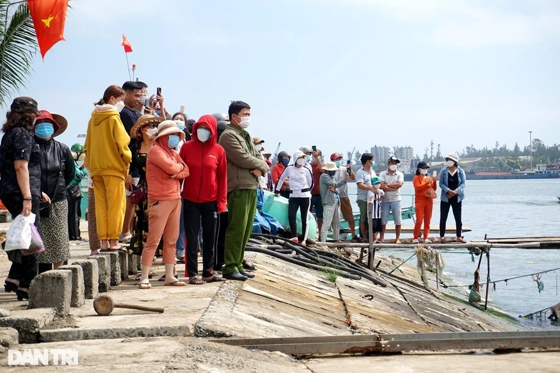 Thực nghiệm hiện trường vụ bé gái 5 tuổi bị cha ruột ném xuống sông - 2 Thực nghiệm hiện trường vụ bé gái 5 tuổi bị cha ruột ném xuống sông - 2
