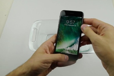 Màn "tra tấn" iPhone 7 bằng nước Coca đóng đá 12h