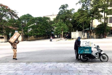 Thượng úy CSGT vác thùng đồ giúp nhân viên shipper