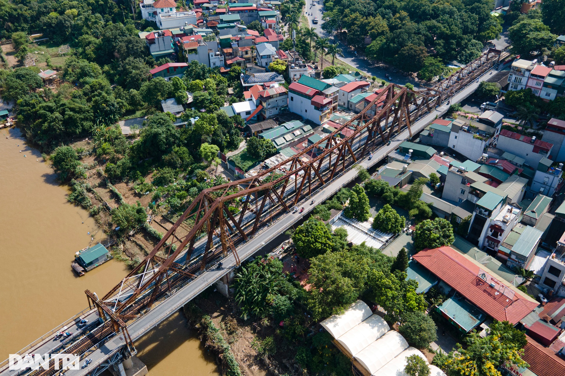 Cầu Long Biên dựng rào chắn lối lên, xe ôtô và ba gác buộc phải đầu hàng - 2 Cầu Long Biên dựng rào chắn lối lên, xe ôtô và ba gác buộc phải đầu hàng - 2