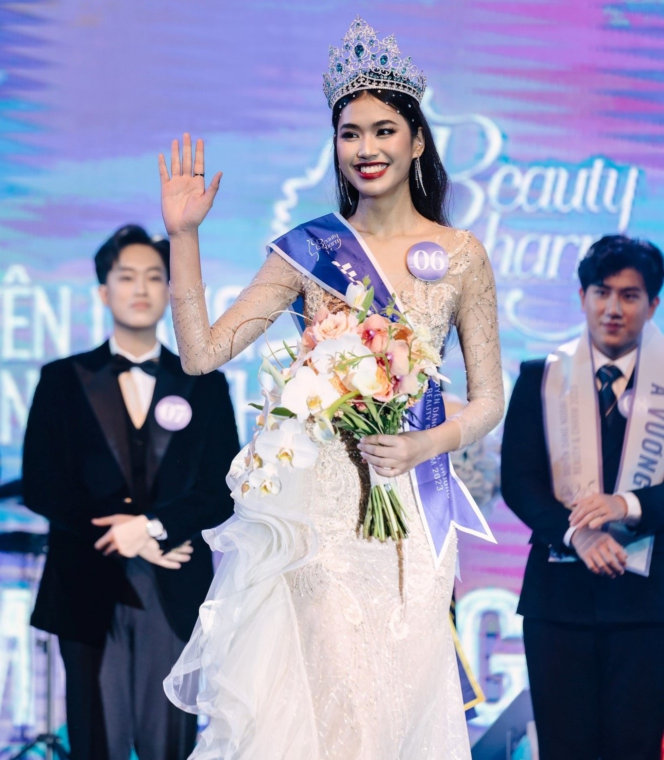 Wanita cantik dan berbakat, mahasiswa universitas ternama di Hanoi - 3 Dàn hoa khôi tài sắc, là sinh viên trường đại học hàng đầu ở Hà Nội - 3