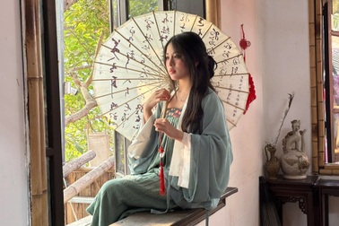 Giới trẻ xếp hàng từ 6h30, chờ 7 tiếng để chụp ảnh ở quán cà phê cổ trang