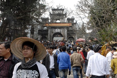 Khai hội chùa Hương: “Phe đò” chèo kéo, du khách mệt mỏi 