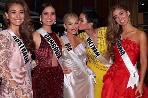 Hoa hậu Mỹ xin lỗi H'Hen Niê sau lời chê nói tiếng Anh kém