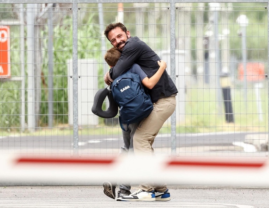 Ben Affleck rạng ngời hạnh phúc tận hưởng kỳ nghỉ hè bên vợ cũ và các con - 1 Ben Affleck rạng ngời hạnh phúc tận hưởng kỳ nghỉ hè bên vợ cũ và các con - 1