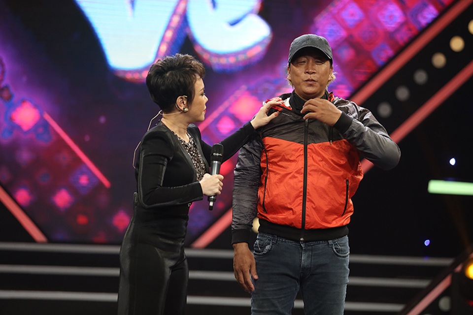 Việt Hương thót tim khi cascadeur Tuấn Voi ‘bị cháy’ trên sân khấu - 1 Việt Hương thót tim khi cascadeur Tuấn Voi ‘bị cháy’ trên sân khấu - 1