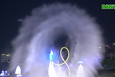 Trung tâm TPHCM ùn ứ khi người dân tham gia Lễ hội sông nước