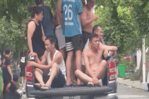 Tài xế chở nhiều du khách trên thùng ô tô bán tải ở đường phố Sầm Sơn