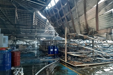 Hơn 2.000m2 nhà xưởng cháy rụi, đổ sập sáng 28 Tết