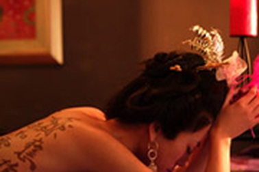 Hình ảnh cô đào khoả thân thay Chương Tử Di trong "Tiệc đêm"