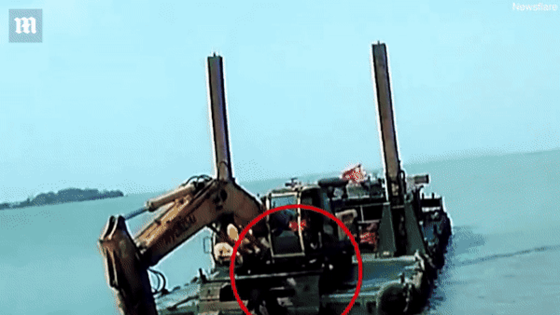 Con khóc, mẹ luống cuống lái xe lao xuống hồ - 2 Con khóc, mẹ luống cuống lái xe lao xuống hồ - 2