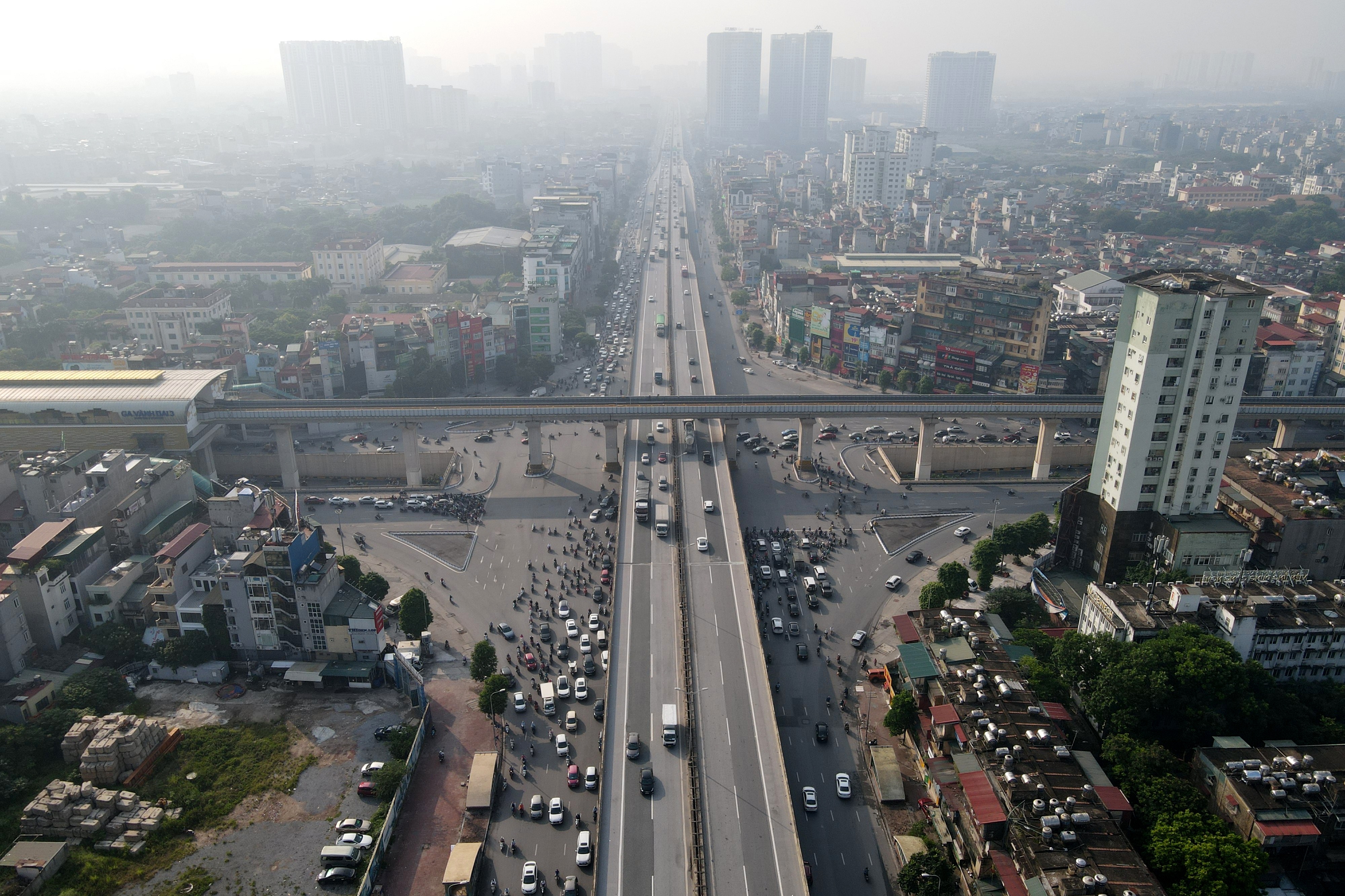 Đường phố tấp nập xe cộ sau khi TP Hà Nội bỏ quy định giấy đi đường - 9 Đường phố tấp nập xe cộ sau khi TP Hà Nội bỏ quy định giấy đi đường - 9