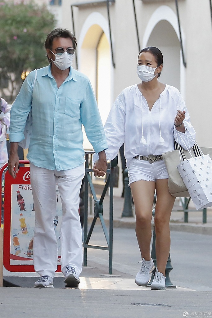 Cuộc sống kín tiếng nhưng hạnh phúc của vợ chồng Củng Lợi - 5