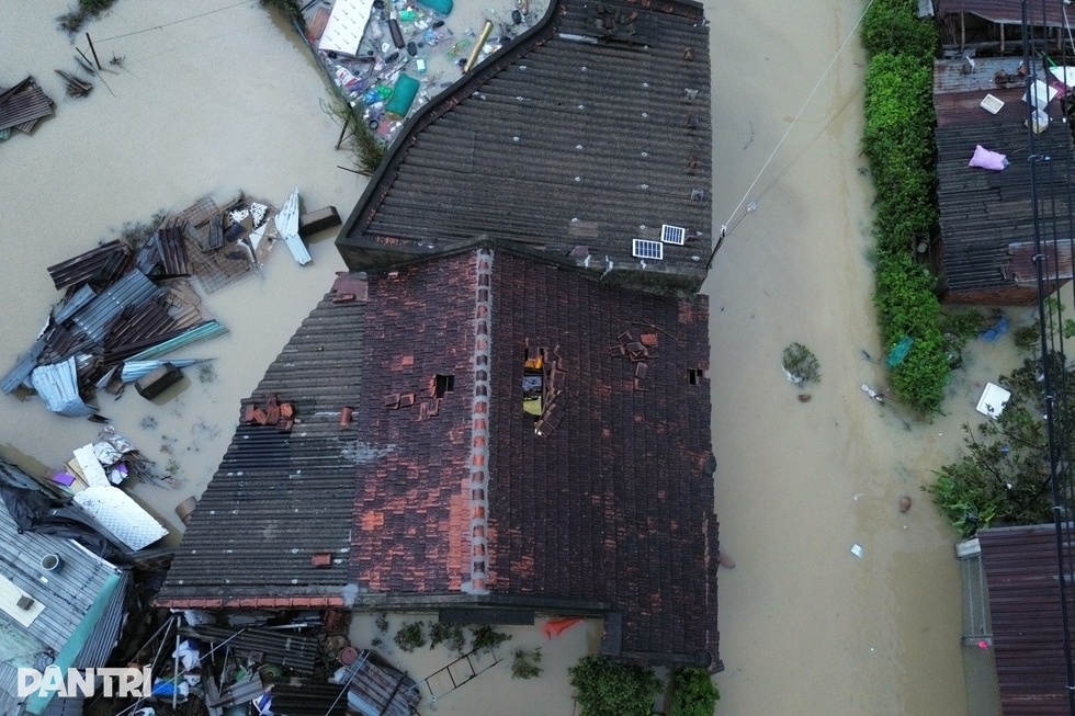 Bà cụ 74 tuổi kể chuyện hai lần dỡ mái ngói kêu cứu trong đêm lũ dữ - 5