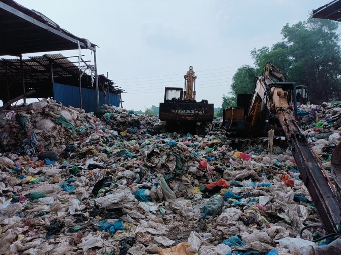 Bên trong xưởng tái chế rác thải thành hạt nhựa ở ấp Thới Tây (xã Tân Hiệp) gây ô nhiễm môi trường.
