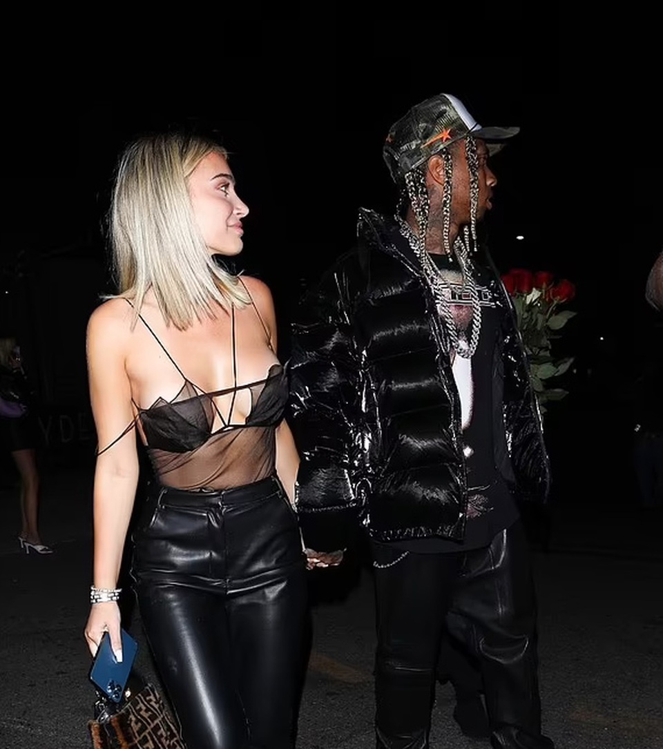 Bạn gái rapper gốc Việt Tyga liên tục mặc mát mẻ ra phố - 2 Bạn gái rapper gốc Việt Tyga liên tục mặc mát mẻ ra phố - 2