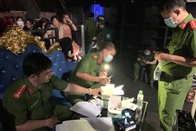 Công an đột kích quán bar, phát hiện 55 người dương tính với chất ma túy