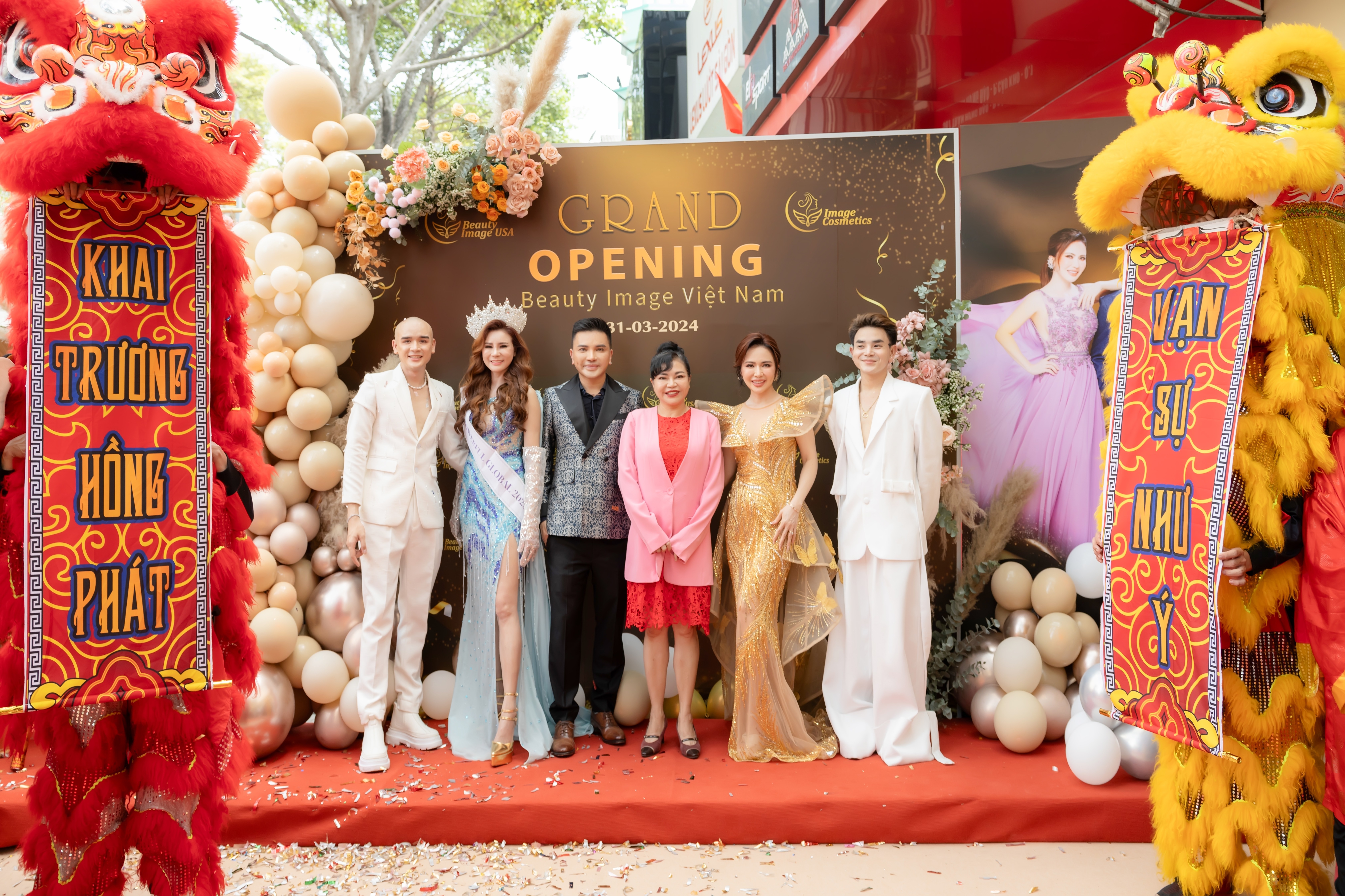 Đại sứ thương hiệu Beauty Image năm 2024 với bà Jolie Phương Đào (thứ 2 từ trái qua) - Hoa hậu quyền năng toàn cầu Canada năm 2023 tại sự kiện.