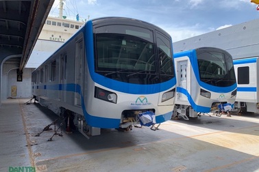 Cận cảnh đoàn tàu metro số 1 vừa cập cảng ở Sài Gòn
