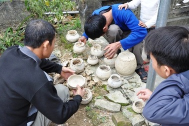 Đi cuốc ruộng phát hiện hàng chục bình gốm cổ