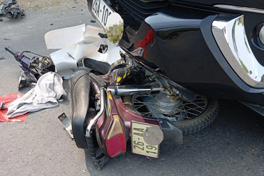 Tài xế ô tô lấn làn đâm nữ sinh lớp 12 tử vong