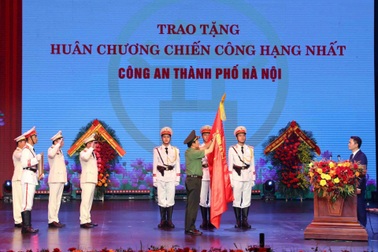 Công an TP Hà Nội nhận Huân chương Chiến công hạng Nhất