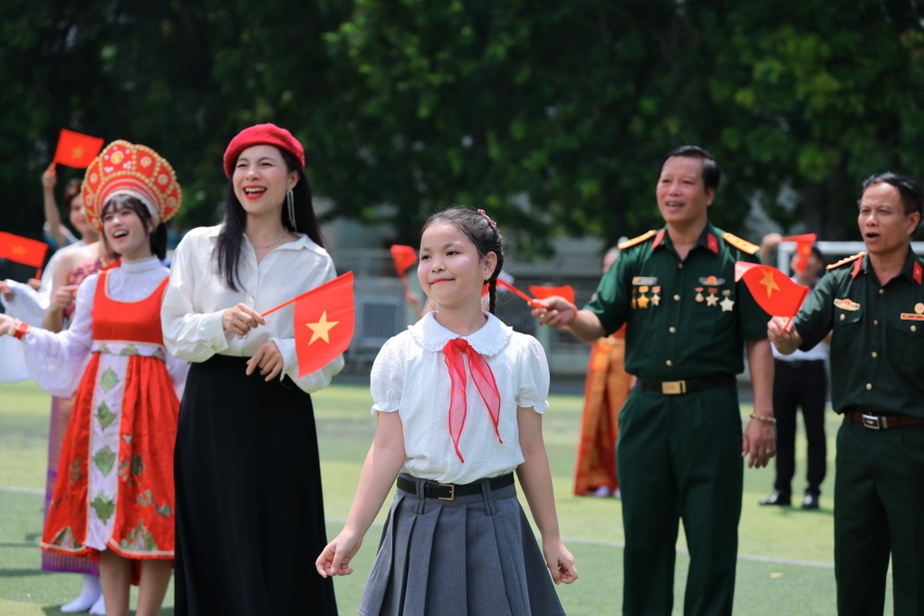 Viết tiếp câu chuyện hòa bình phiên bản 13 thứ tiếng gây sốt - 2 Viết tiếp câu chuyện hòa bình phiên bản 13 thứ tiếng gây sốt - 2