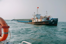 Đâm vào đá ngầm, tàu chở 3.000 tấn xi măng chìm ở vùng biển Cù Lao Chàm