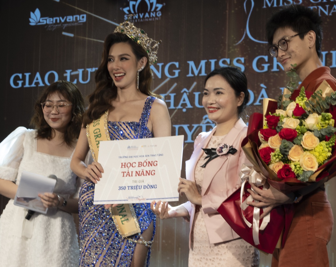 PGS.TS Võ Thị Ngọc Thúy - Hiệu trưởng Trường Đại học Hoa Sen trao tặng học bổng 350 triệu đồng cho Hoa hậu Thùy Tiên.jpg n.jpg