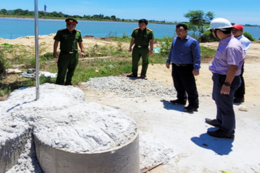 "Cát tặc" làm ụ bê tông giả để trộm cát trên sông Trà Khúc?