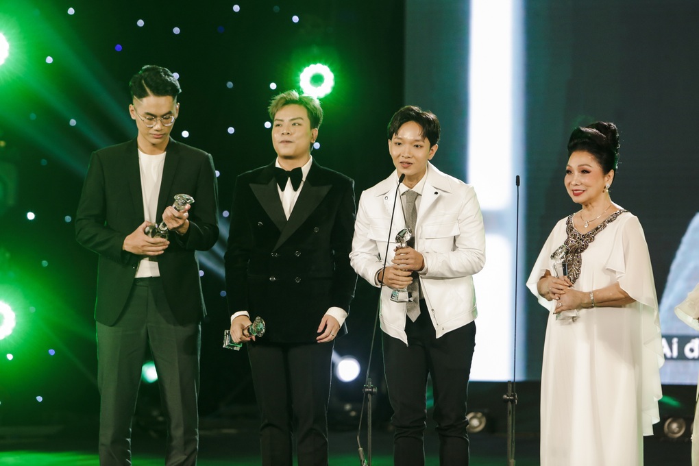 Đan Trường, Cẩm Ly tái ngộ, song ca hit cũ khiến khán giả xúc động - 4 Đan Trường, Cẩm Ly tái ngộ, song ca hit cũ khiến khán giả xúc động - 4