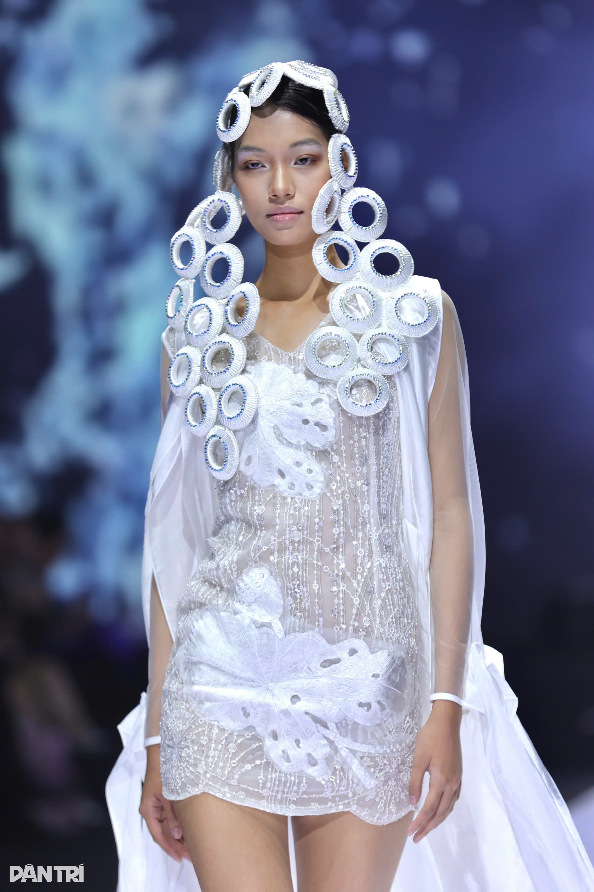 Quán quân Next Top Model 1,84m vấp ngã lại đứng lên bản lĩnh trên sàn diễn - 7