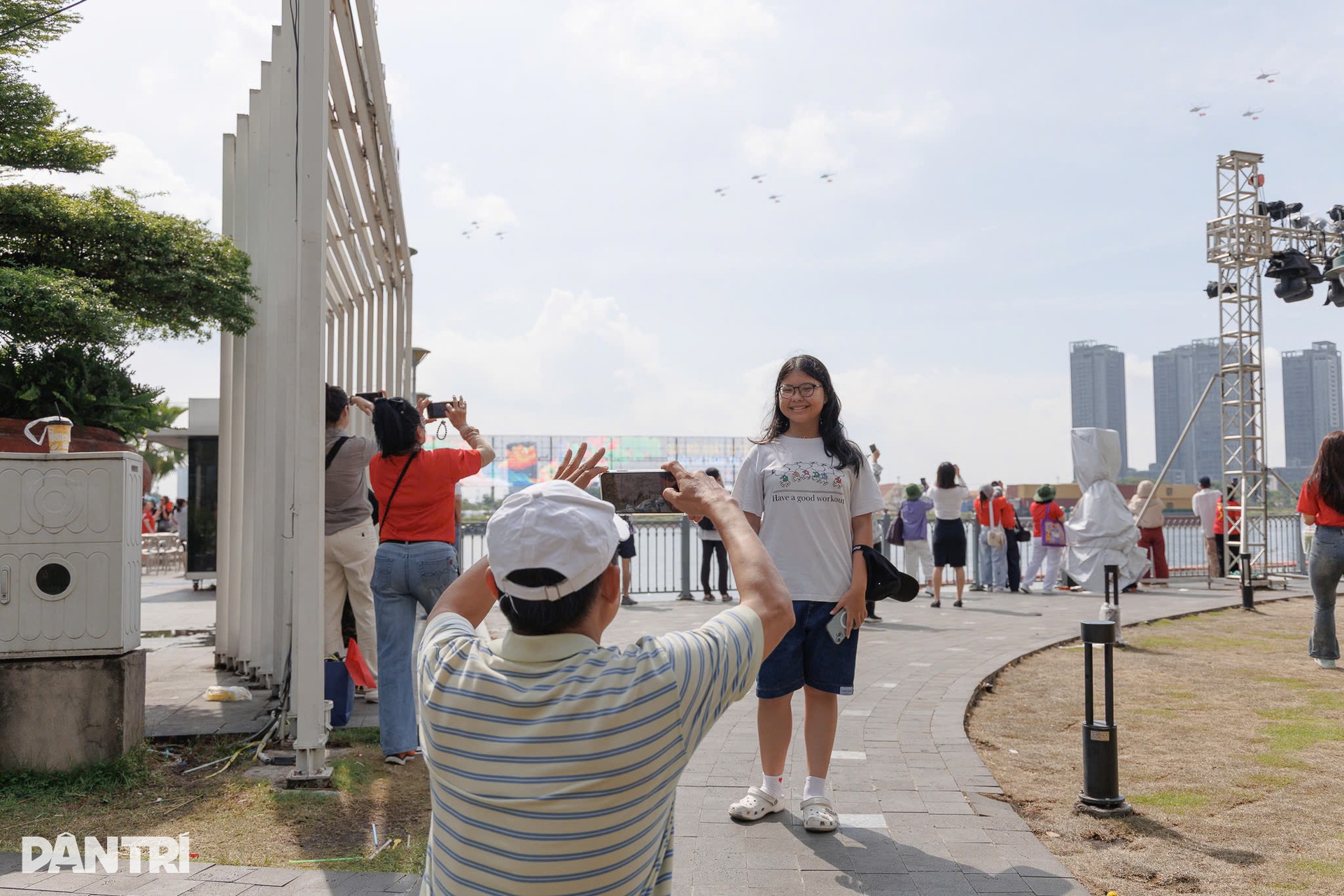 Người dân thích thú ngắm nhìn tiêm kích bay lượn trên bầu trời TPHCM - 5 Người dân thích thú ngắm nhìn tiêm kích bay lượn trên bầu trời TPHCM - 5