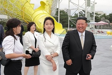 Phu nhân ông Kim Jong-un lần đầu xuất hiện sau hơn 1 năm vắng bóng