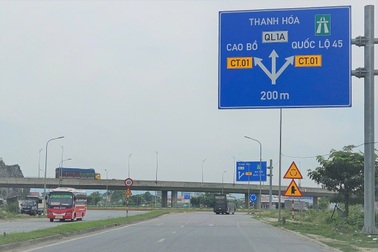 Tháo dỡ loạt biển báo "thừa thãi" tại nút giao QL1 với cao tốc Bắc - Nam