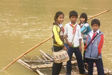 Chòng chành chèo bè đến lớp