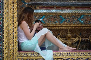 Nữ du khách bị phản đối dữ dội vì mặc đồ mỏng tang, tạo dáng phản cảm trong chùa