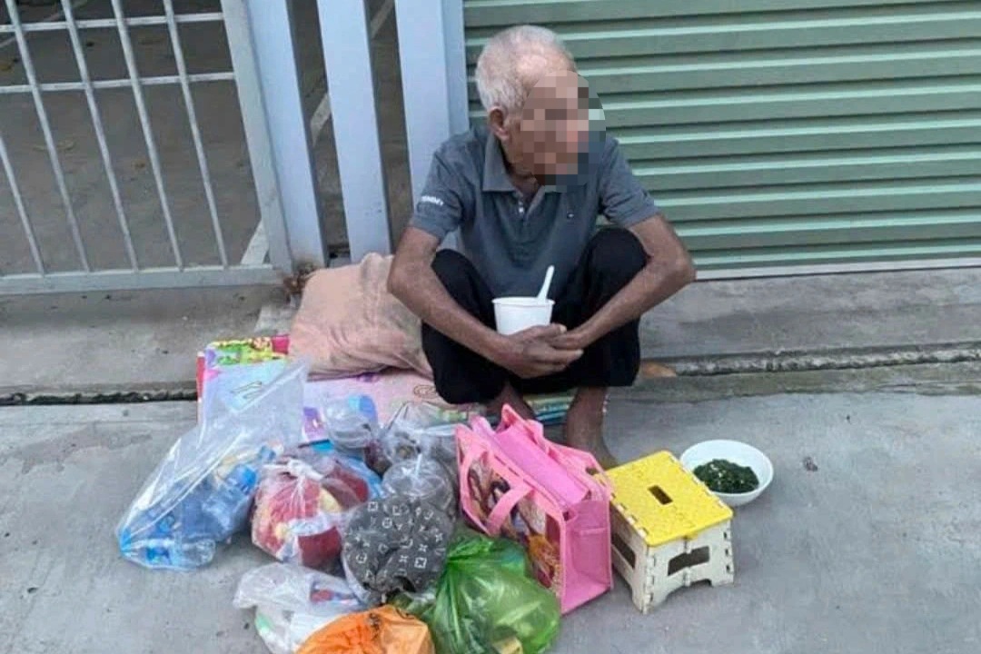 Xác minh hoàn cảnh cụ ông ở Hải Phòng sống lang thang ngoài vỉa hè - 1