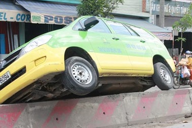 Taxi “trượt pa-tanh” trên dải phân cách