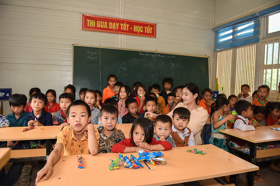 Lương Thùy Linh khánh thành dự án nhân ái “Đắp đường xây ước mơ” - 7 Lương Thùy Linh khánh thành dự án nhân ái “Đắp đường xây ước mơ” - 7